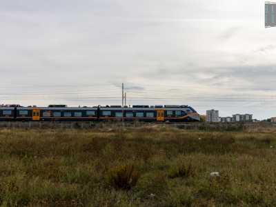 ...riuscendo a vedere un treno passare sui binari che si trovano a pochi metri di distanza da noi